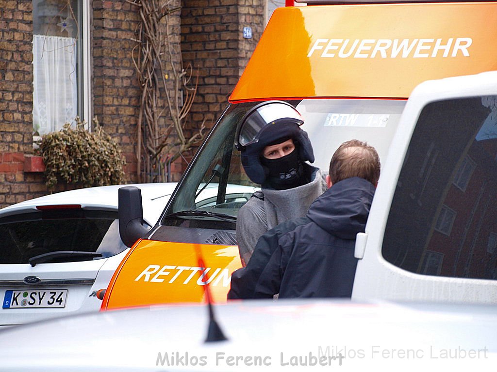 Einsatz Feuerwehr SEK Polizei Koeln Nippes Merheimerstr P095.JPG